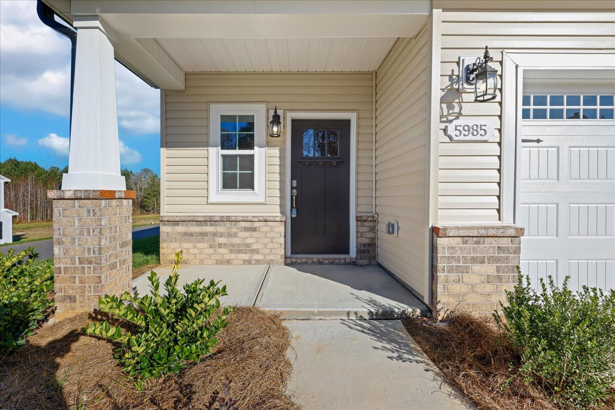 https://assets.windsorhomes.us/img/OWL_lot2_Columbia_C_5985_Elk Ridge_Dr_exterior_Front_door_close.jpg